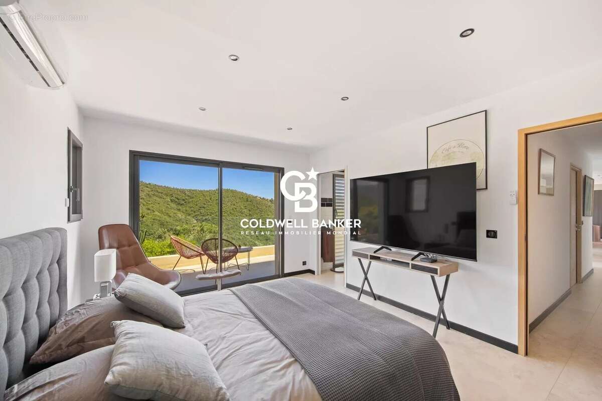 Villa contemporaine vue mer, Golf de Valcros - 83250 La Londe-les-Maures - photo 20