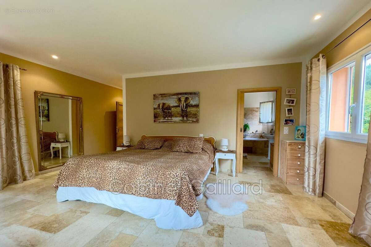 Maison 182 m² à Peymeinade  - photo 7