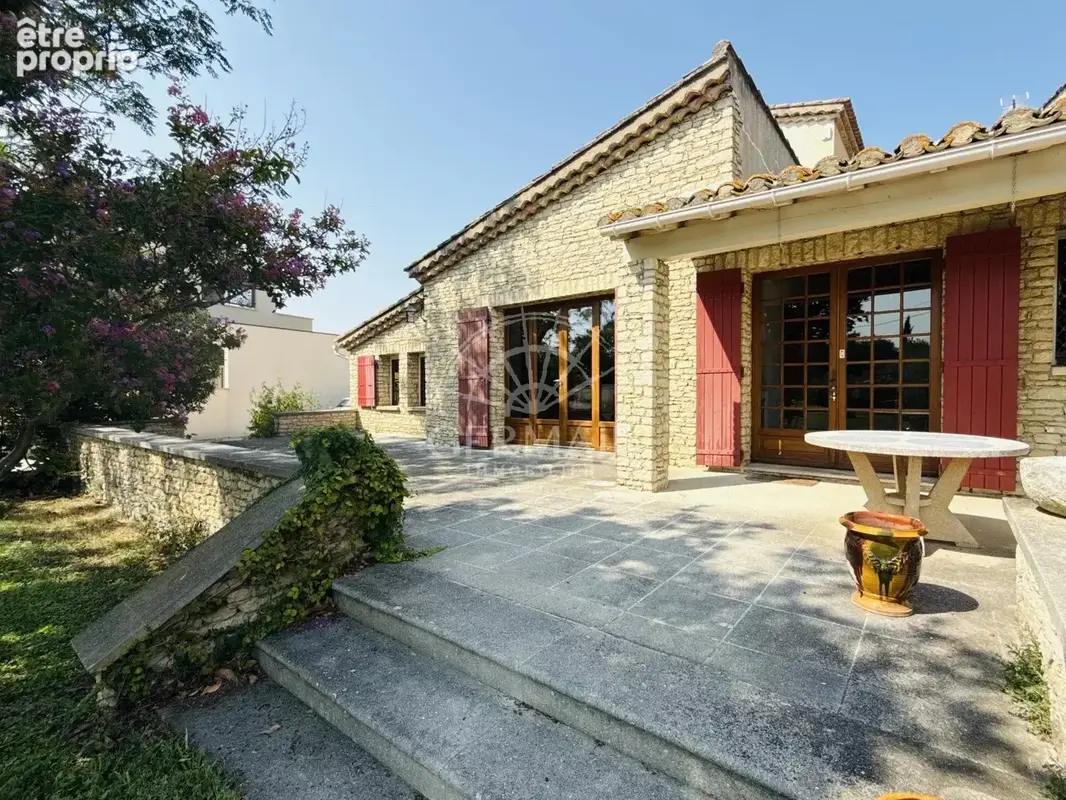 L'Isle-sur-la-Sorgue, à vendre, propriété d’exception d’environ 300 m² avec piscine, pool house et garage - photo 12