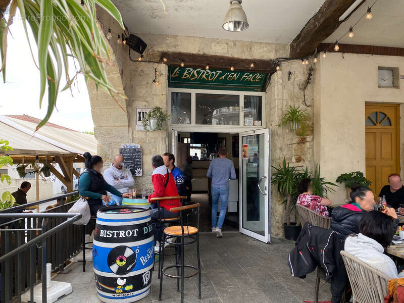 Commerce à VIC-FEZENSAC