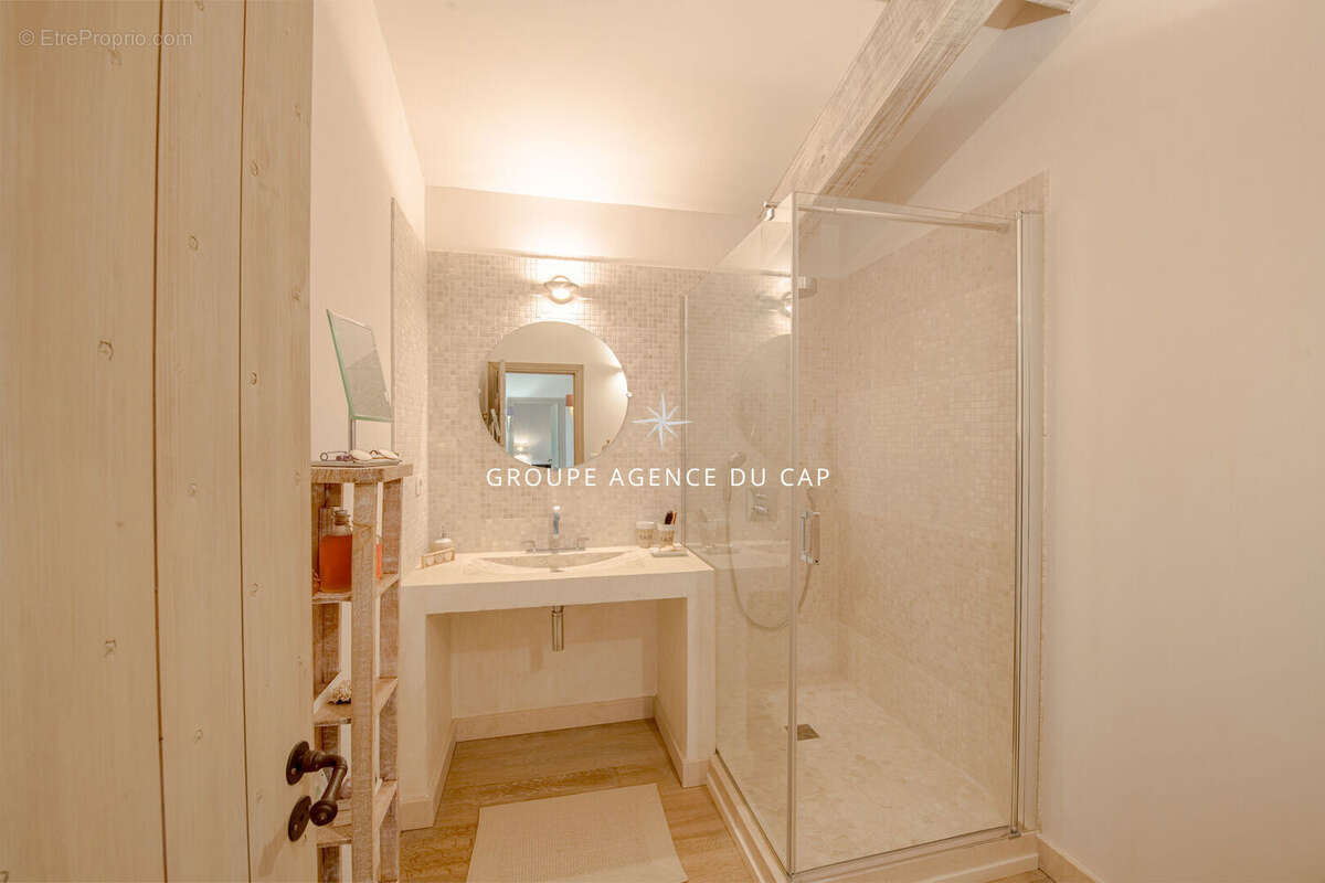 Superbe villa pieds dans l' eau avec acces prive a la plage - photo 12