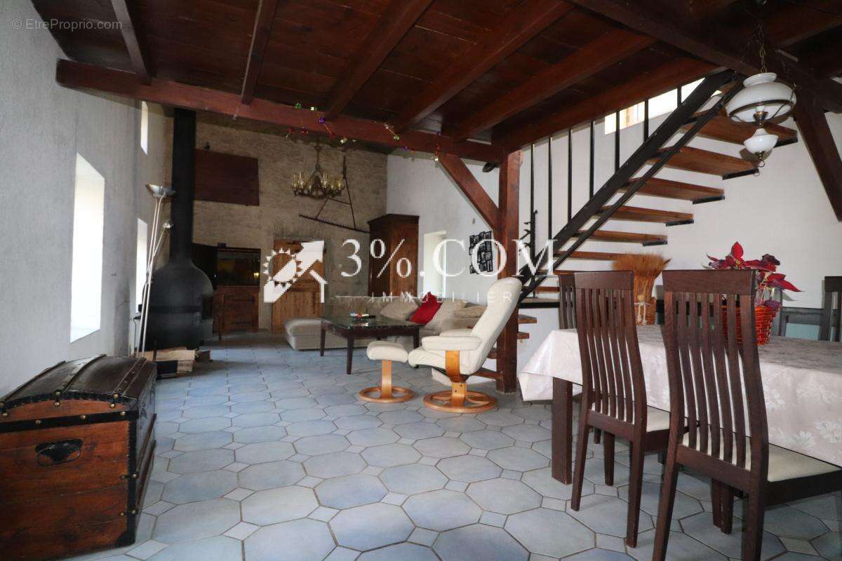 Propriété 256 m2 constituée d'une habitation principale et d - photo 7