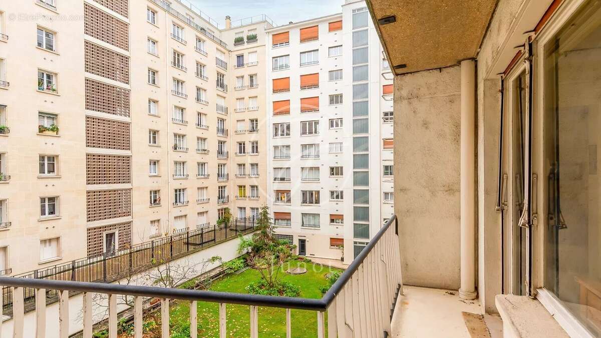 Appartement à PARIS-16E