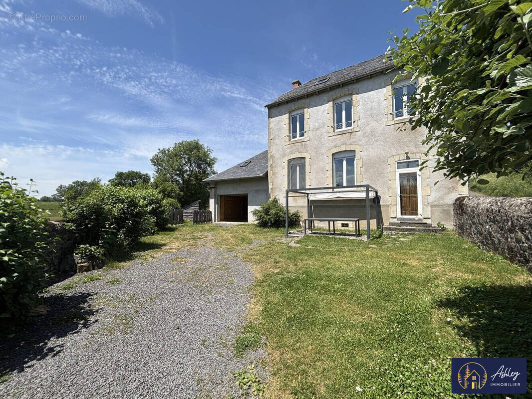 Maison 5 pièces RIOM-ES-MONTAGNES (Cantal)  - Maison à RIOM-ES-MONTAGNES