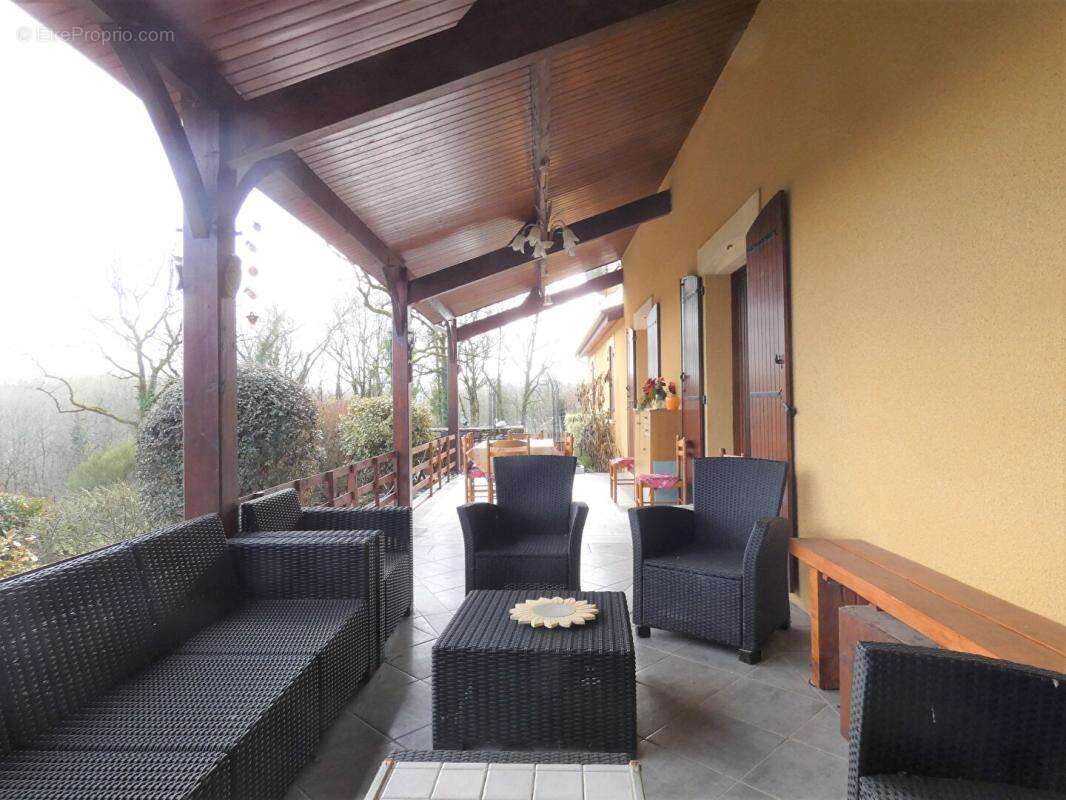 Maison de plain-pied 140m², 3 chambres, 2 terrasses, 3 garages, terrain 5800m² - photo 6