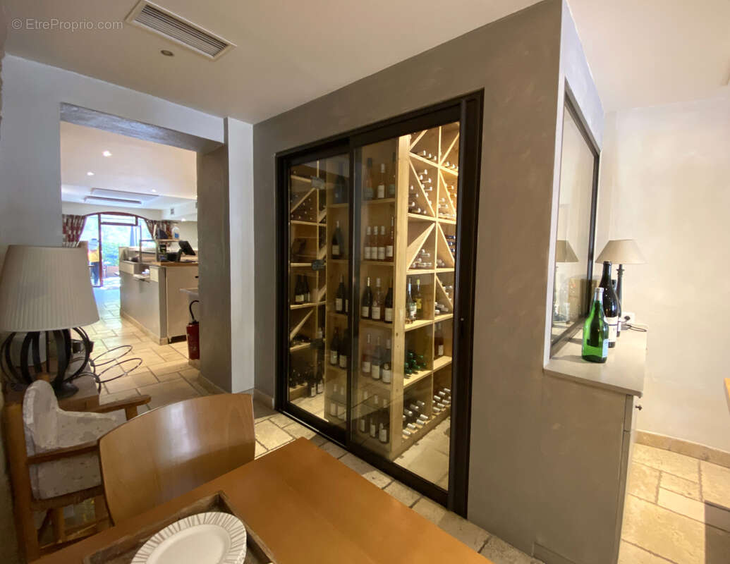 Commerce à SAINTE-CECILE-LES-VIGNES