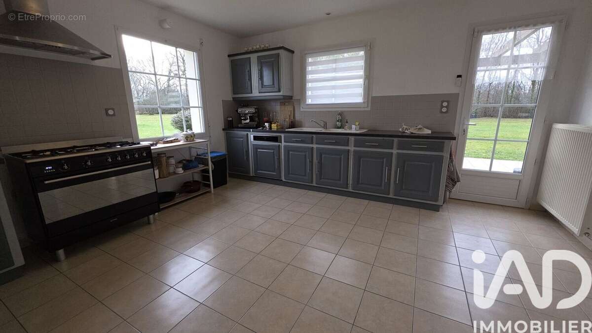 Maison 240 m² à Polignac  - photo 8