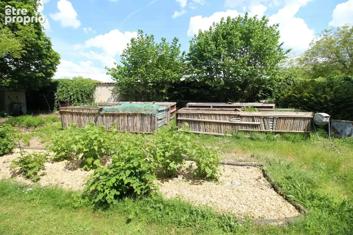 En bordure de village, maison indépendante de quatre chambres avec deux gîtes de deux chambres, grand jardin et piscine - photo 31