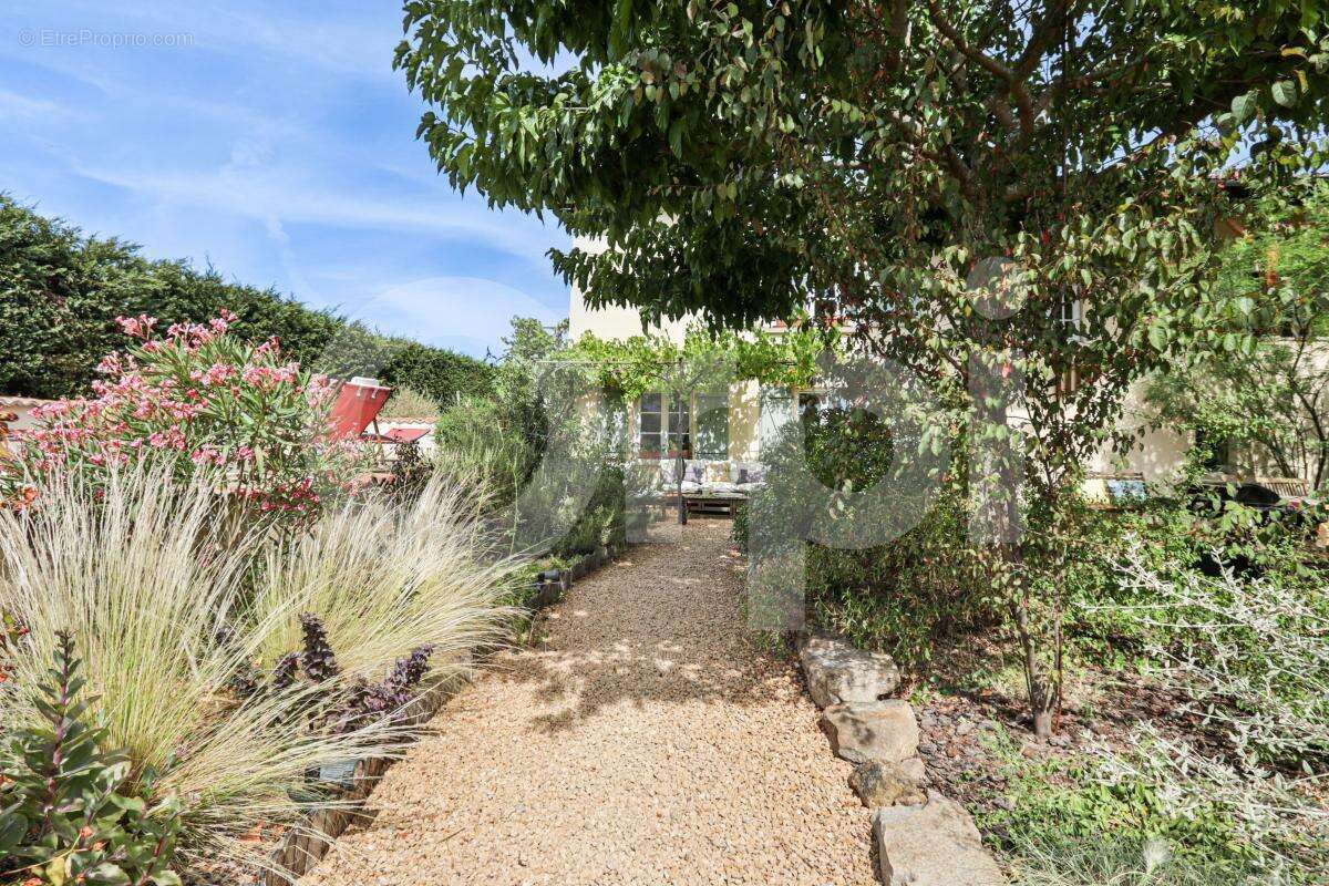 Ouest Lyonnais - Maison pleine de personnalité avec piscine – 169 m² - photo 2