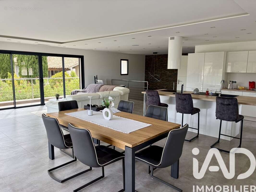 Maison 135 m² à Cogolin  - photo 2