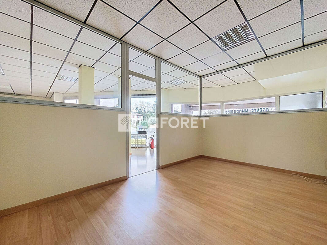 Commerce à MONTFAUCON-MONTIGNE