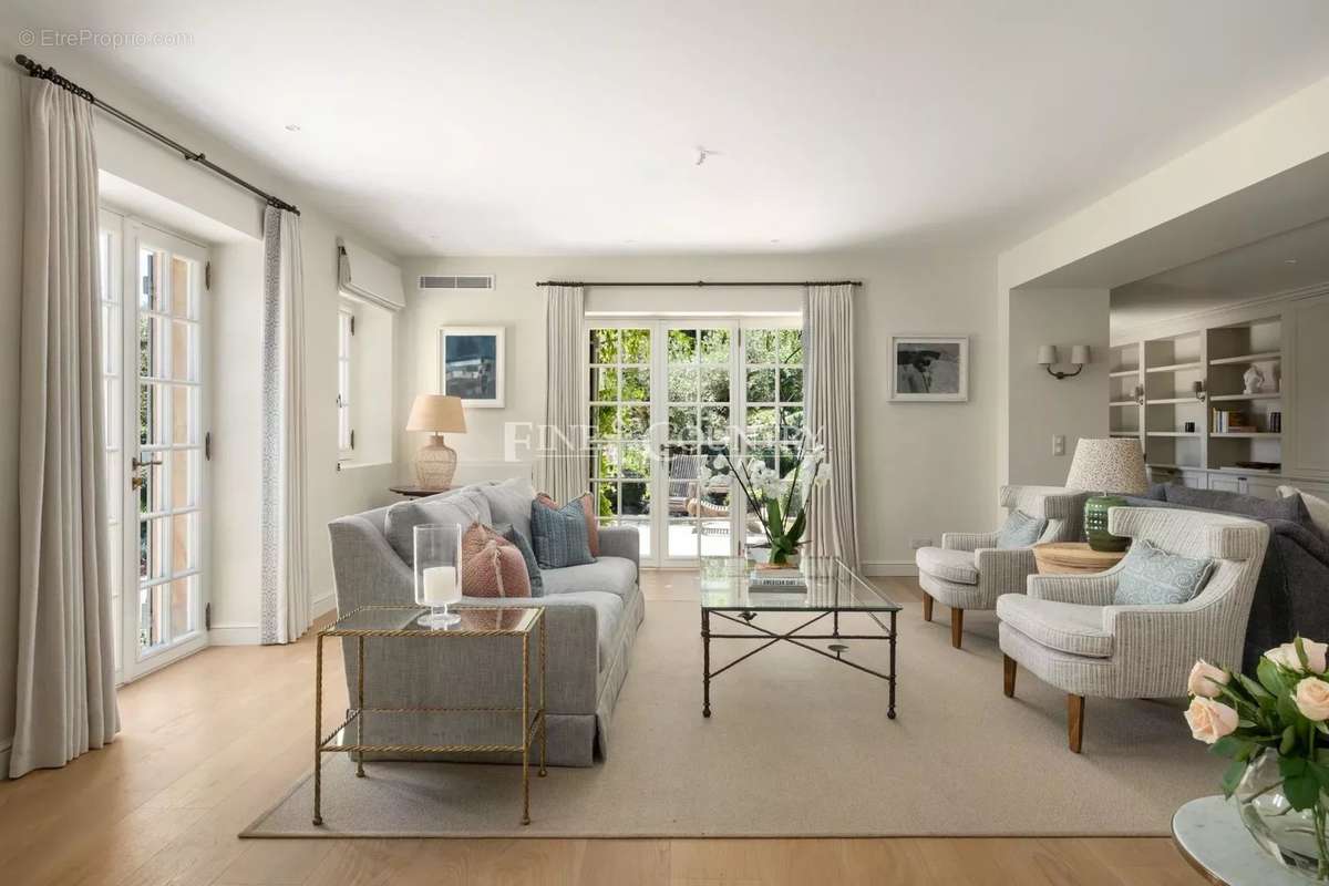 Maison à CHATEAUNEUF-GRASSE