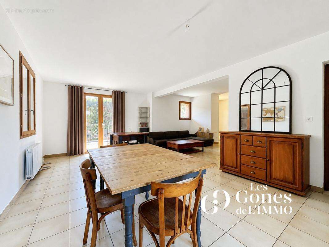 Genas  Maison familiale de 155 m2 avec 4 chambres, jardin de - photo 3