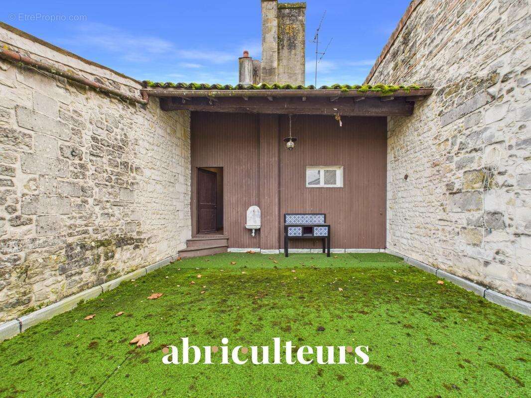 Maison de Maître au coeur du centre ville en vente à Jarnac (16200) - photo 16