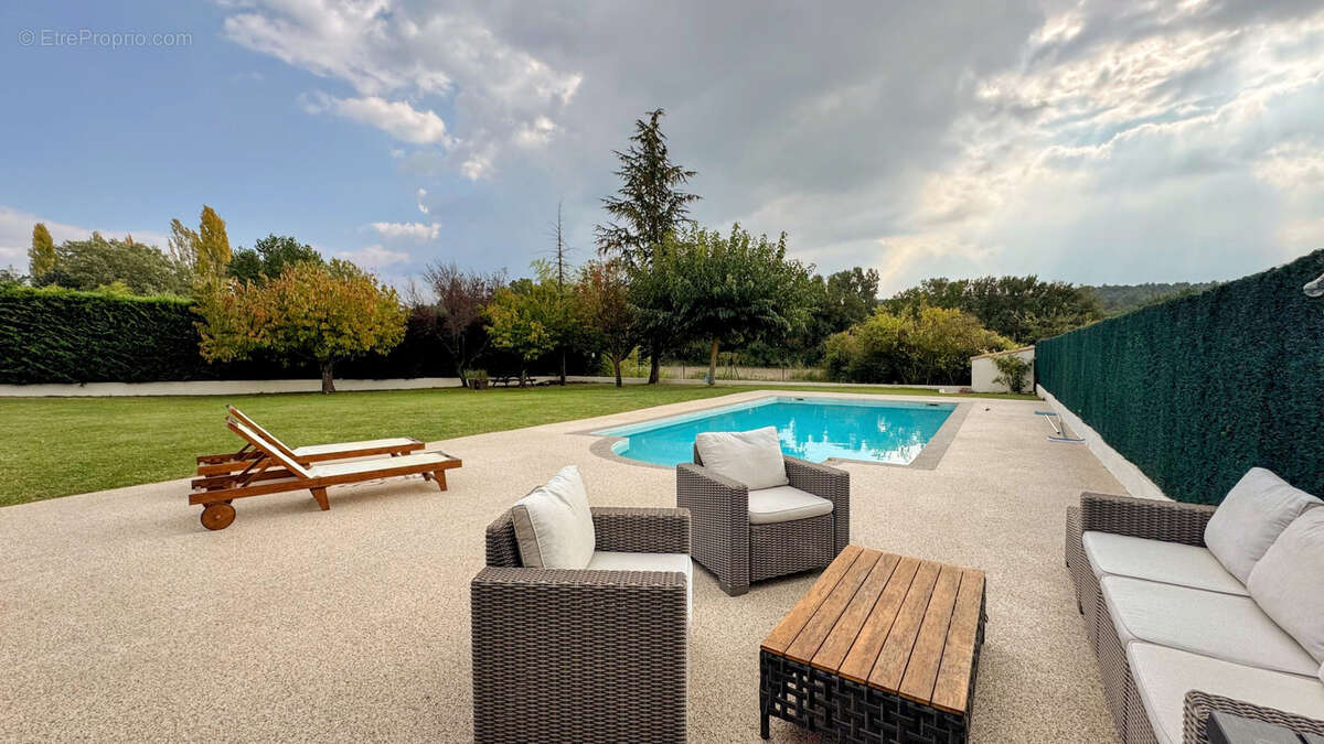Maison à CHATEAUNEUF-LE-ROUGE