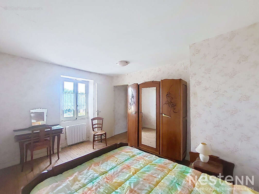 À Vendre Maison en pierre avec jardin, puits et dépendances au coeur du village de Saint-Puy - photo 12