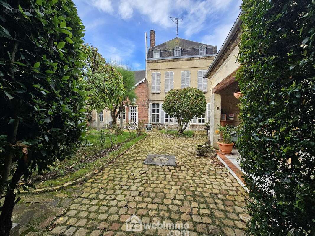 Maison bourgeoise offrant une surface habitable de 353 m²