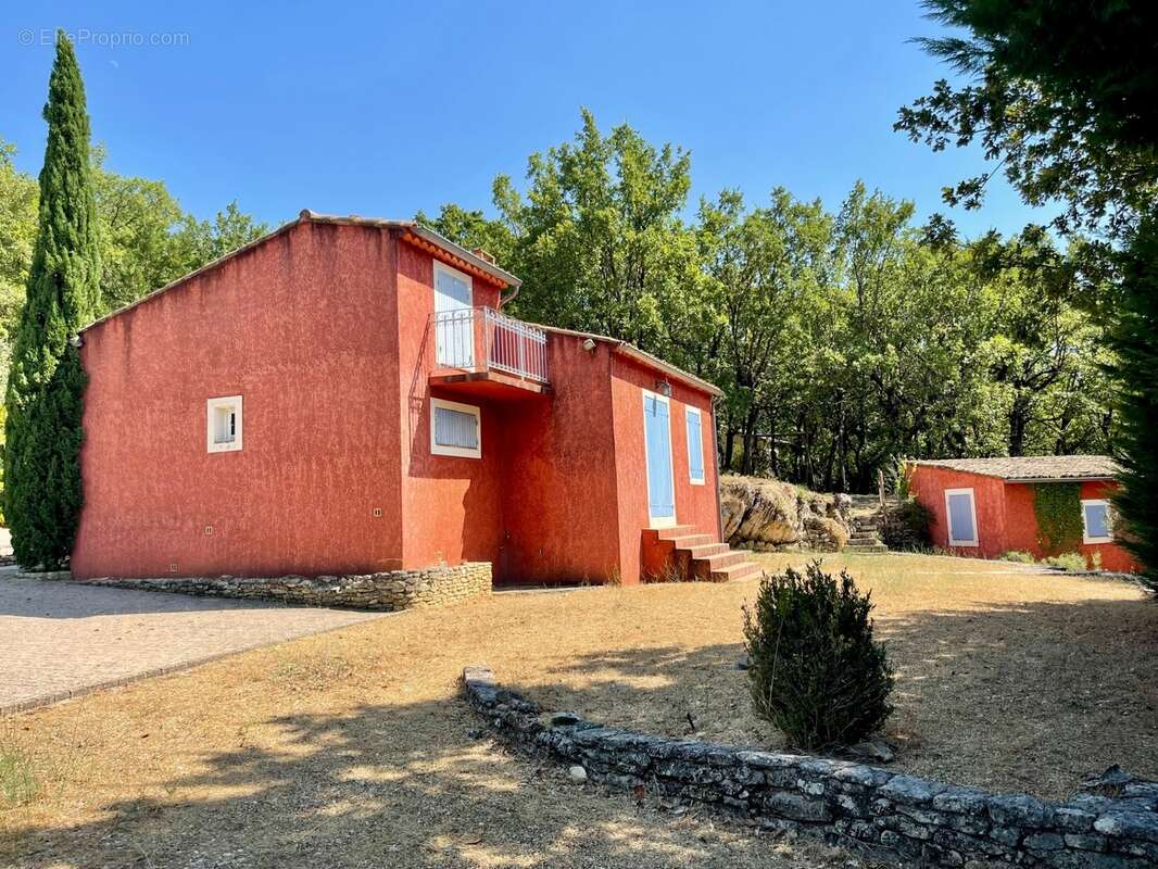 À vendre – Maison avec piscine et grand terrain arboré à Saignon (84400) - photo 3