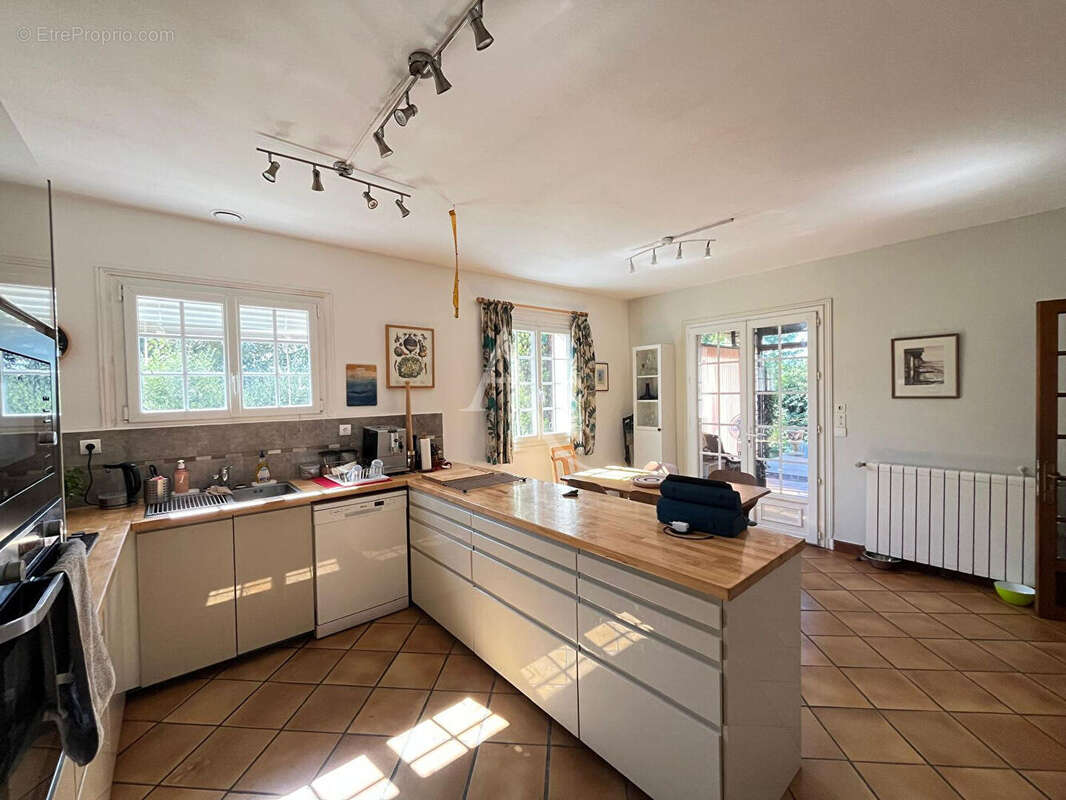 Grande maison de 182m² avec 4 chambres, piscine et sous-sol complet sur la commune de Rabastens ! - photo 5