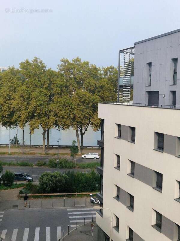   - Commerce à LYON-7E