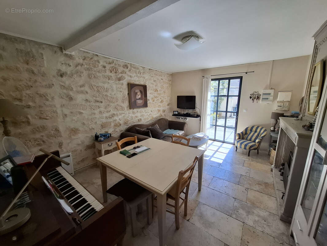 Maison de village avec cour et parking privé - photo 6