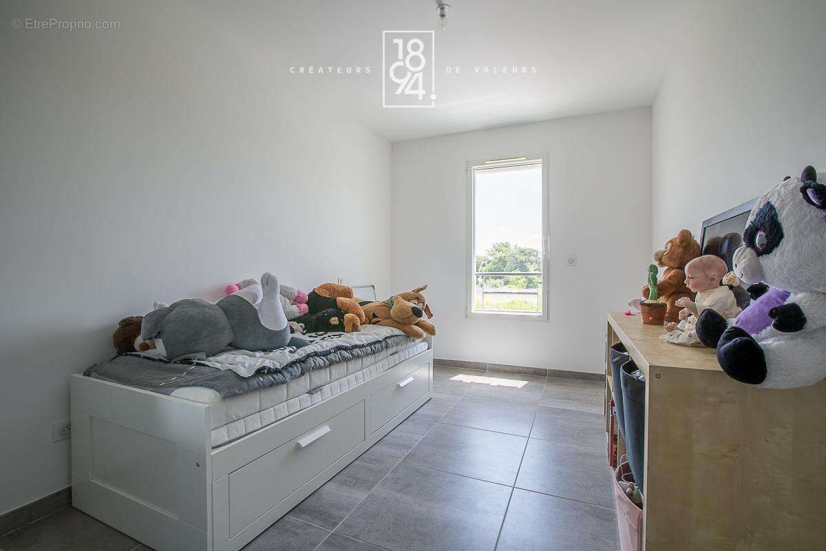 Maison À Vendre T6 Marseille 13011  Eoures  180m²  Piscine chauffée  Jacuzzi  Jardin paysagé  Salle de cinéma - photo 17