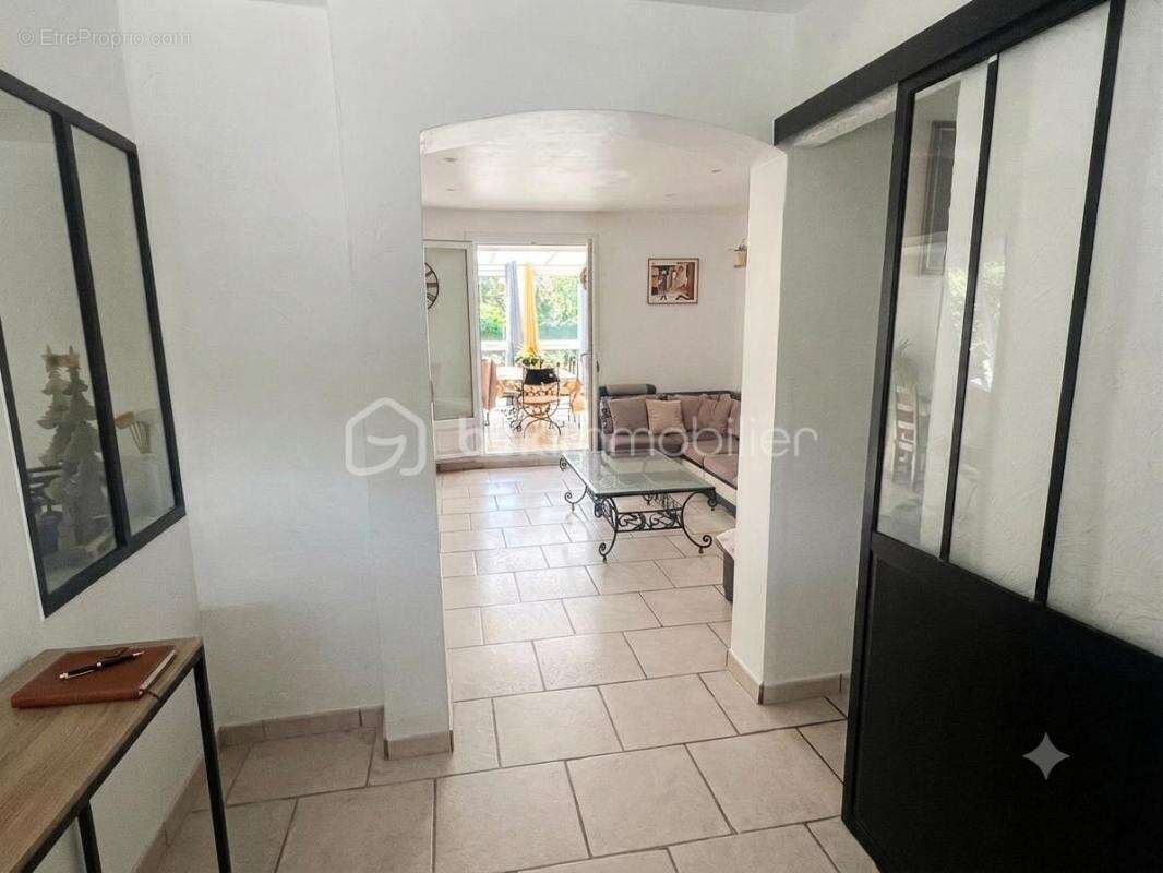 OLLIOULES – FAVEYROLLES - Maison familiale T9 de 160 m² avec annexes, piscine et terrain de 2 000 m² - photo 21