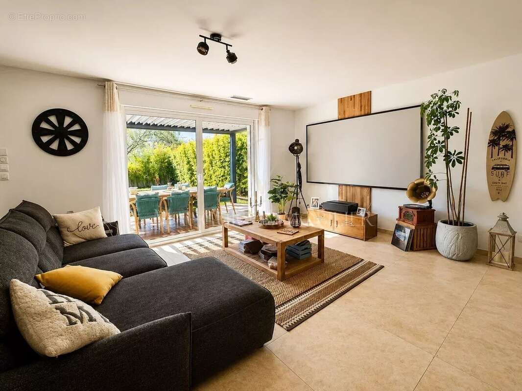 Maison à MAUGUIO