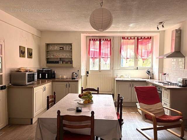 Appartement à LES SALLES-LAVAUGUYON