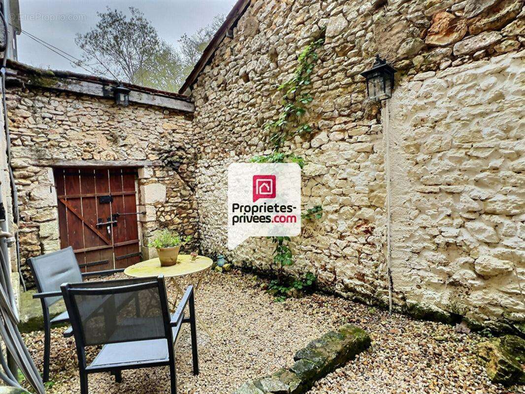 Maison de bourg T5/6 entièrement rénovée avec 4 ch. et jardin près de sa rivière sur ST-PIERRE-DE-COLE (24800) - photo 14
