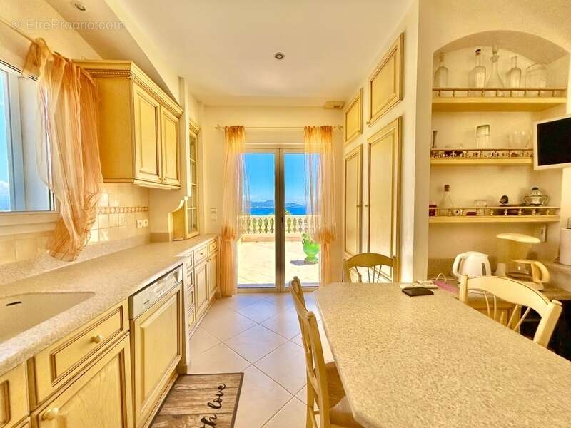 Villa d’Exception à Saint-Aygulf – Vue Mer Panoramique & Cadre Unique - photo 11