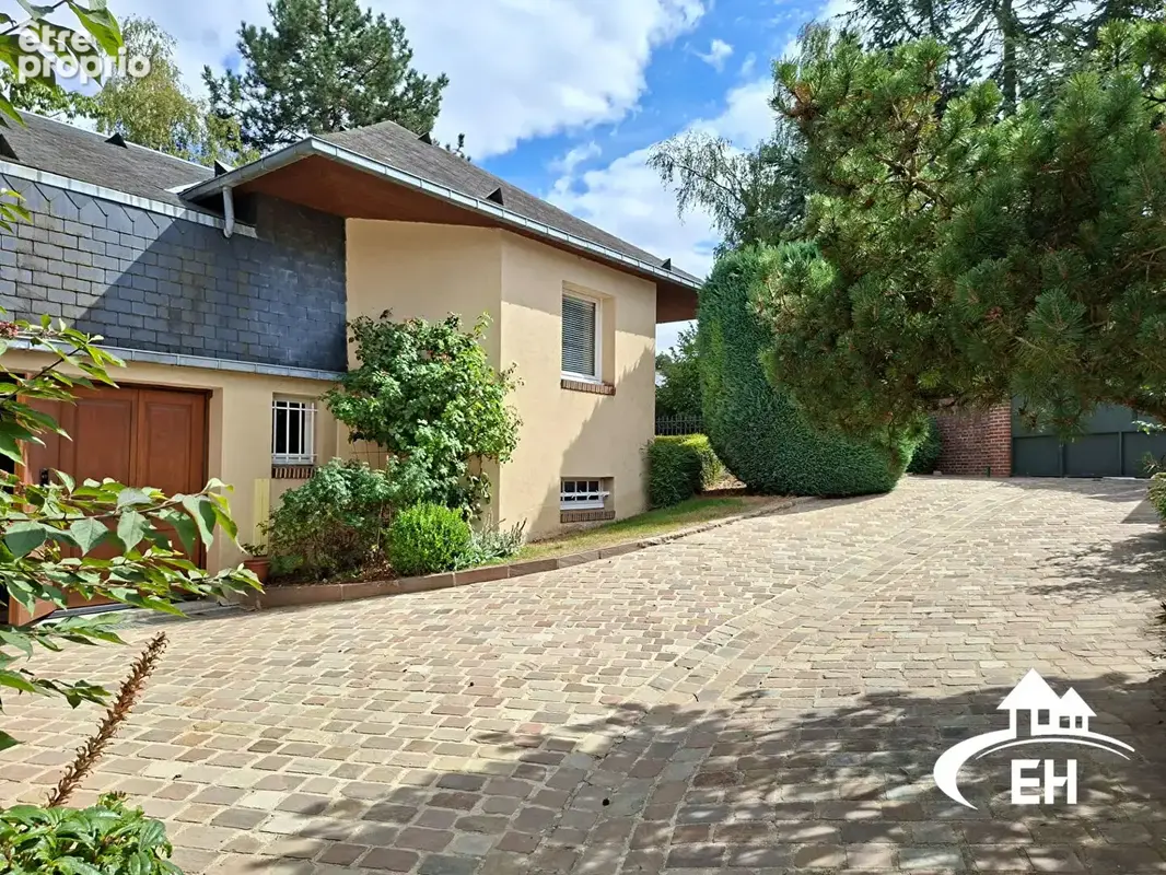 Maison d'architecte de 233 m² - Dépendance attenante de 60 m² - Terrain de 1 300 m² - photo 10