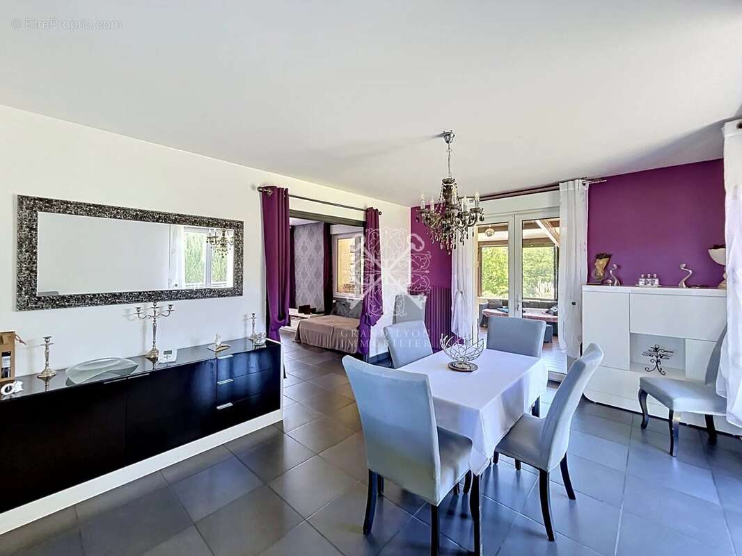Maison à LES MARTRES-D'ARTIERE