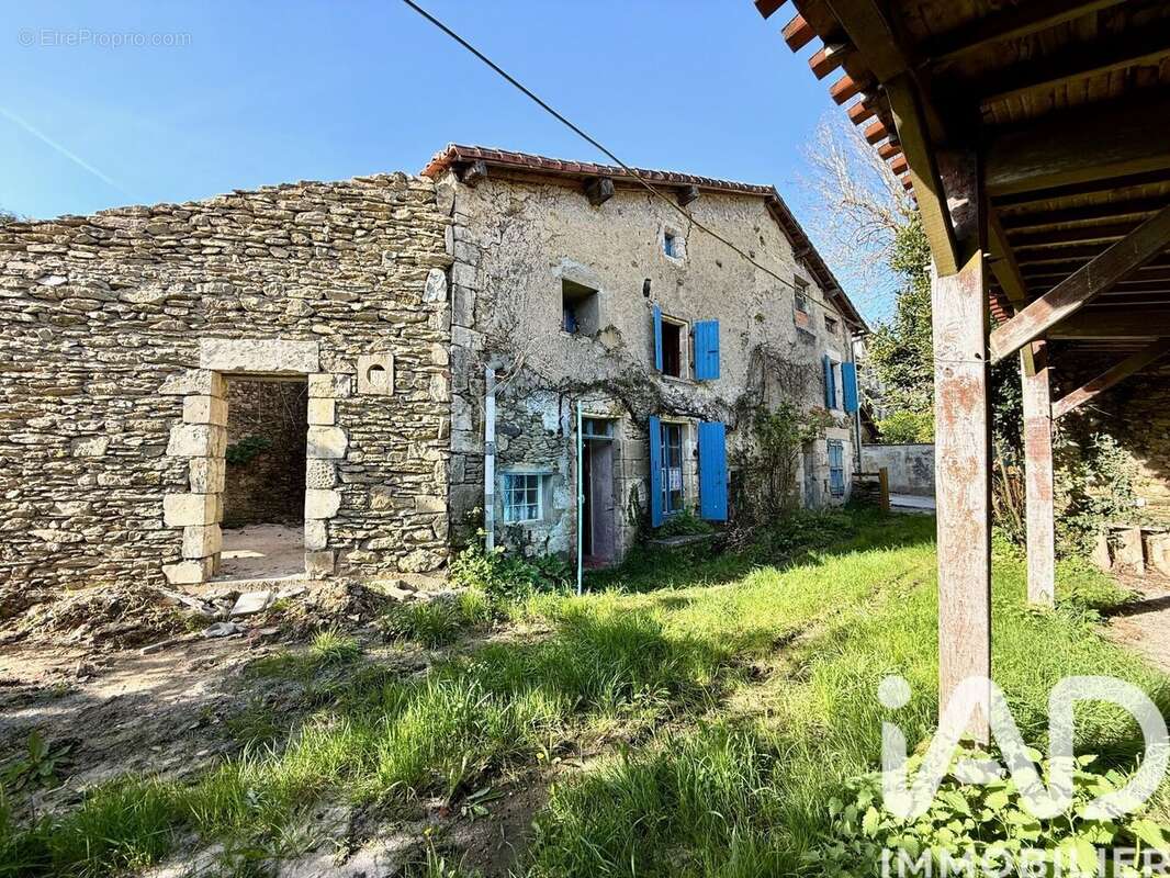 Maison 110 m² à Fenioux  - photo 8