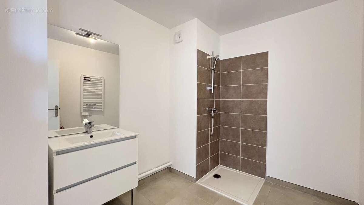 Appartement Type 3  Etat Neuf avec vue mer et port – Terrasse, parking, résidence sécurisée – Port-de-Bouc - photo 17
