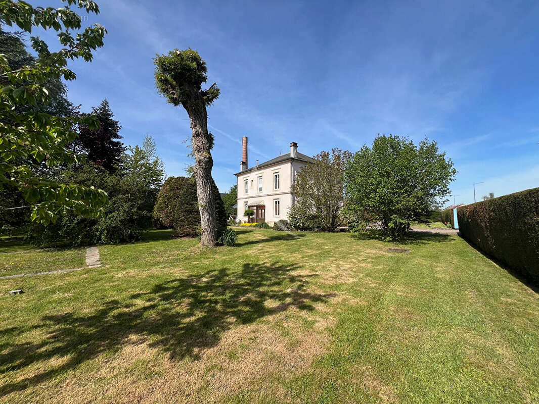 Propriété fermée avec dépendances et jardin - photo 4