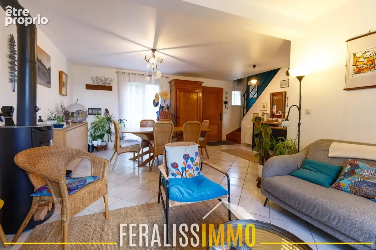 Dans un écrin de verdure, maison familiale édifiée sur sous- - photo 5