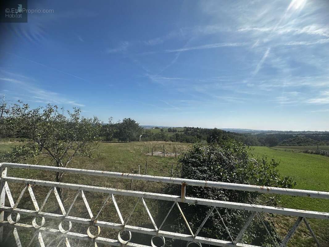 Maison en pierre, en partie rénovée, 4chambres,2 salle de bains, garage et puit  sur terrain  attenant de 5890m² - photo 8