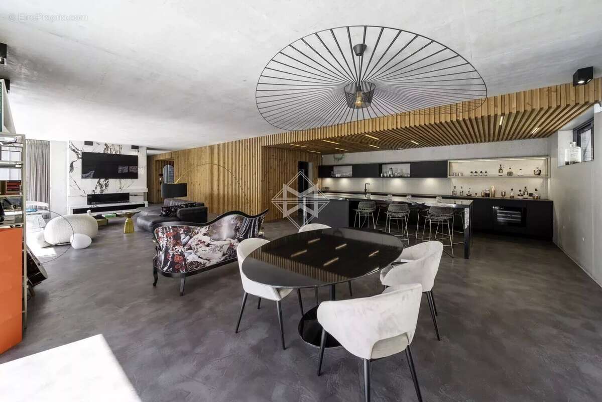 Contemporaine à pied du village - photo 12