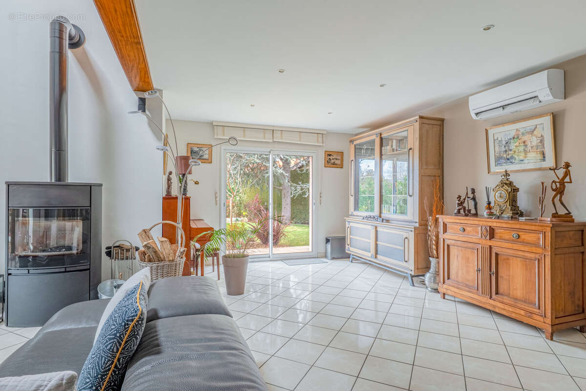 Maison à LA TOUR-DE-SALVAGNY