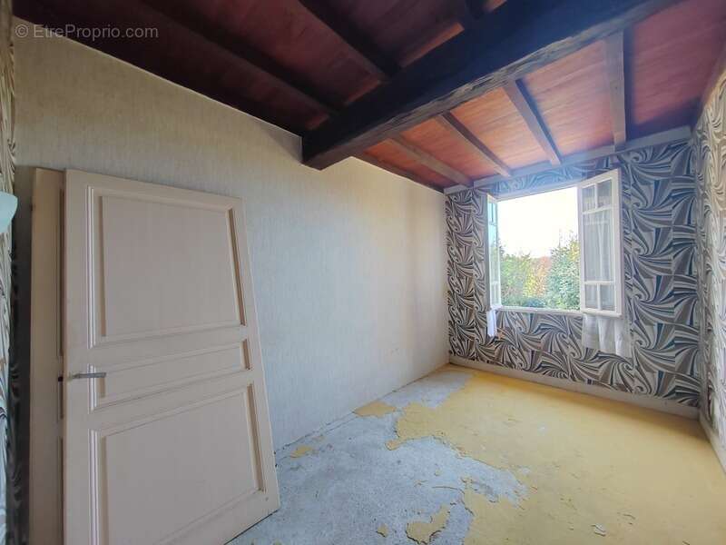 Située à MIRAMONT LATOUR, maison à rénover avec vue panoramique - photo 16
