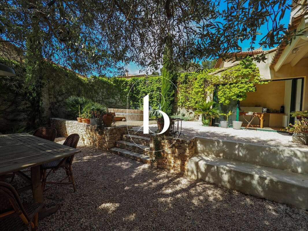 Maison à LAUDUN-L'ARDOISE