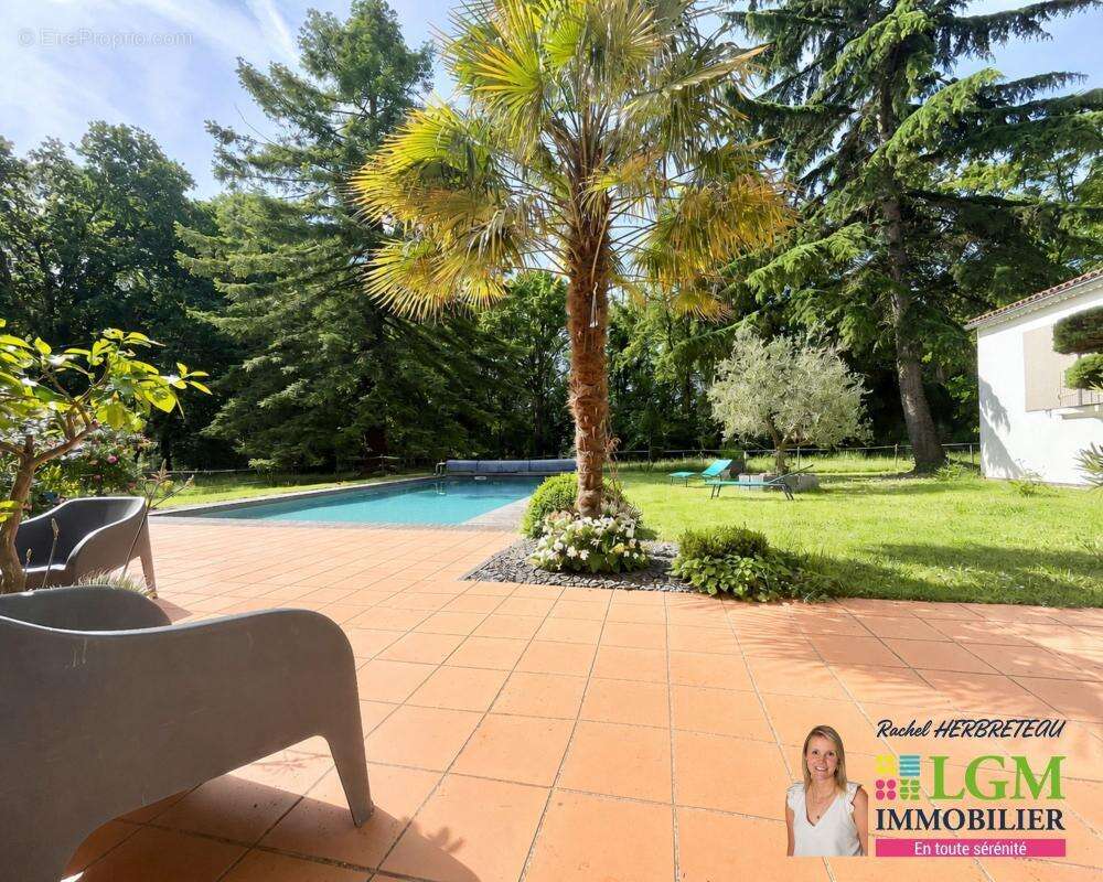 VENANSAULT, Propriété de caractère avec prairie, piscine et potentiel équestre - photo 2