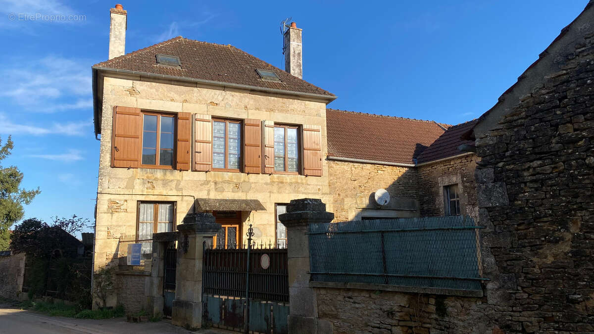 Charmante maison de village à vendre 70m² COUTARNOUX (89) avec dépendances et cour intérieure - photo 2