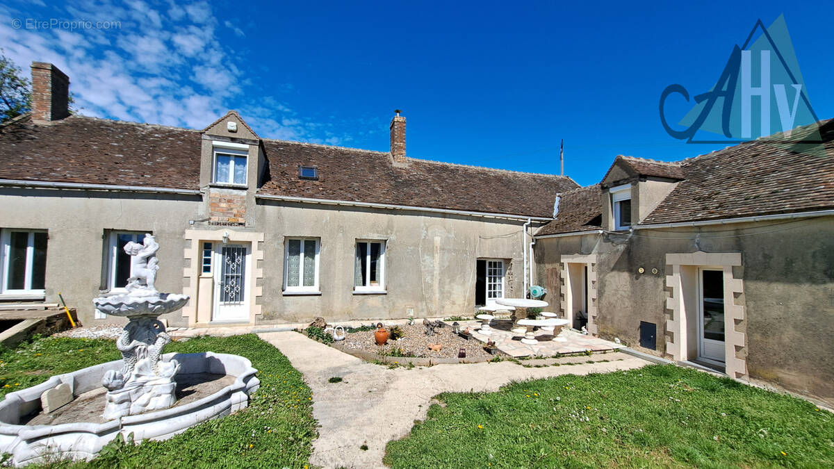 Maison à VILLENEUVE-LA-GUYARD