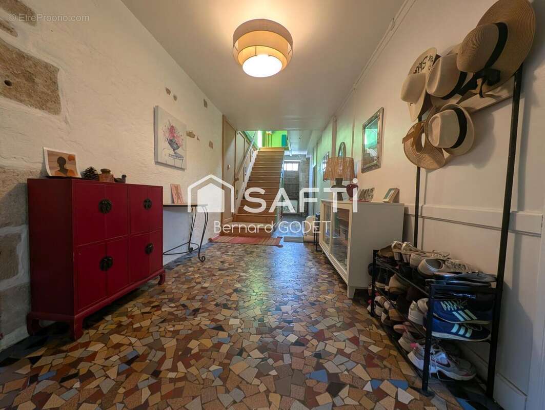 Maison 274 m² à La Chapelle-Pouilloux  - photo 6