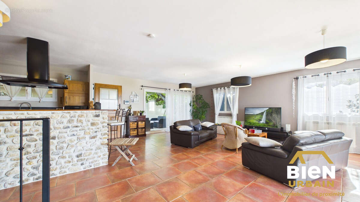 Maison 148 m² à Sainte-Anastasie  - photo 9