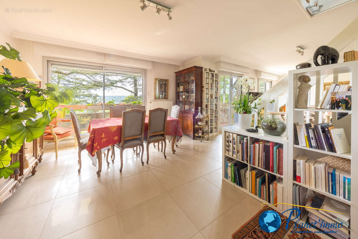 Appartement à SAINT-PRIEST-EN-JAREZ