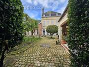 Maison bourgeoise offrant une surface habitable de 353 m² - Maison à CREPY