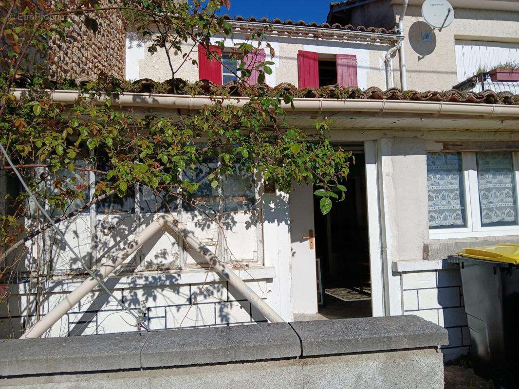 Maison à MONTMOREAU-SAINT-CYBARD